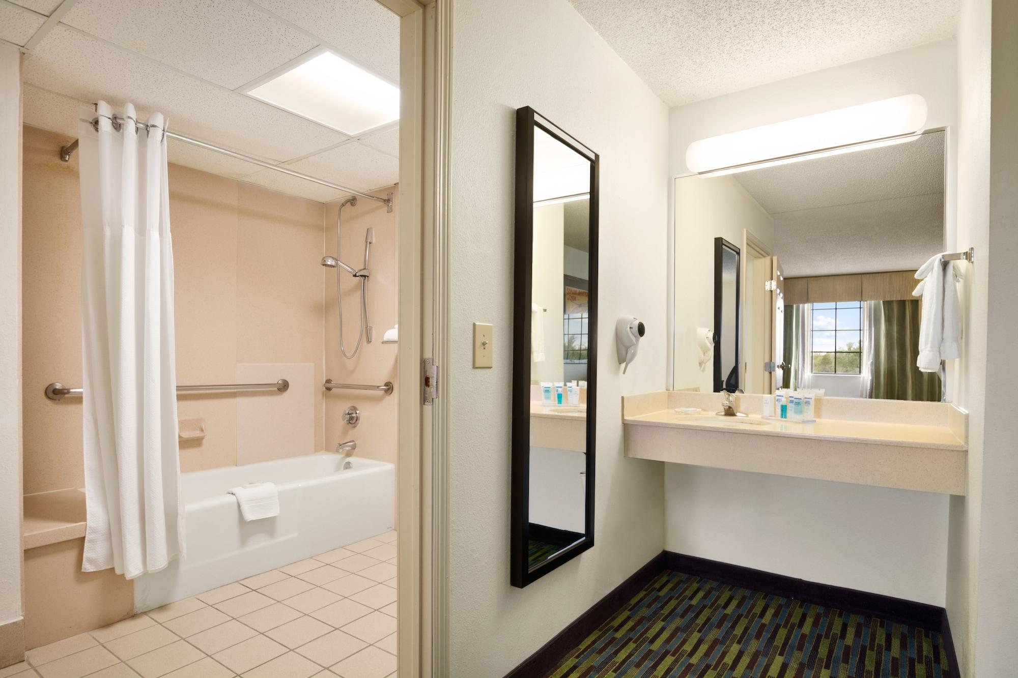 Wyndham Garden Wichita Downtown Hotel Exterior foto