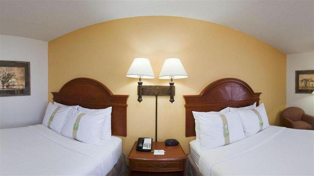 Wyndham Garden Wichita Downtown Hotel Exterior foto